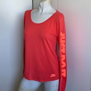 The Nike tee scoop neck coral women’s medium